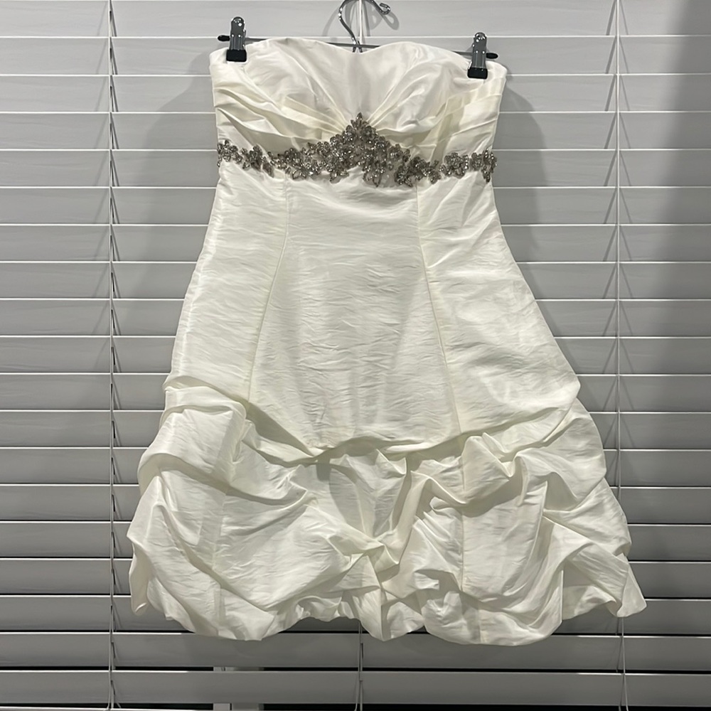 DB Studio ivory ruffled bottom bejeweled cocktail/wedding Dress Formal size 4